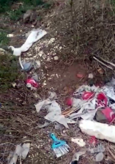 Duyarlı vatandaşlar boş araziye atılan Türk bayraklarını böyle topladı