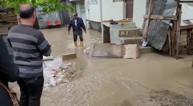 Evini su basan adam hüngür hüngür ağladı