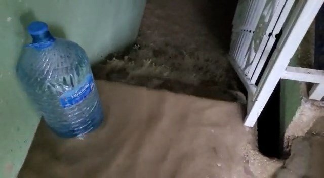 Evini su basan adam hüngür hüngür ağladı