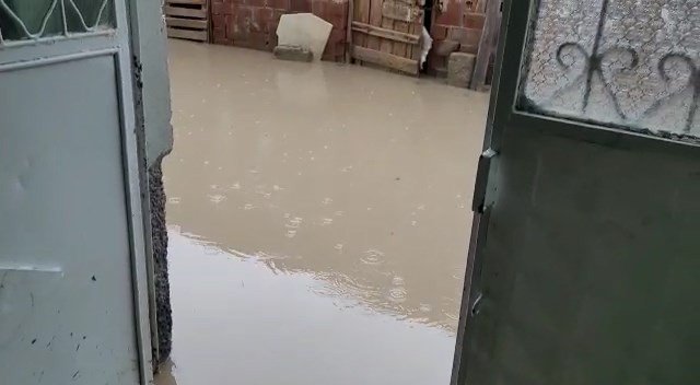 Evini su basan adam hüngür hüngür ağladı