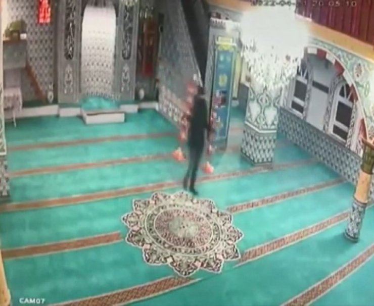 Hırsız camilerden şamdan çaldı