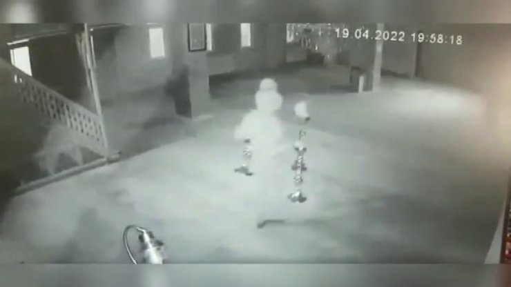 Hırsız camilerden şamdan çaldı