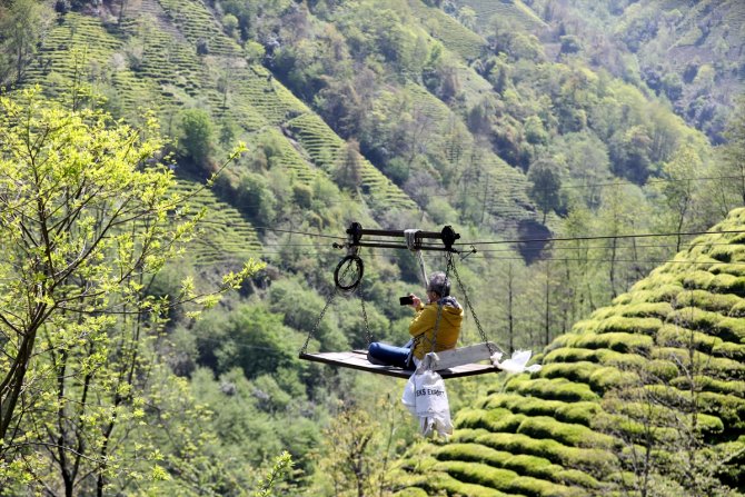Ev ve arazilerine ilkel teleferikle ulaşıyorlar