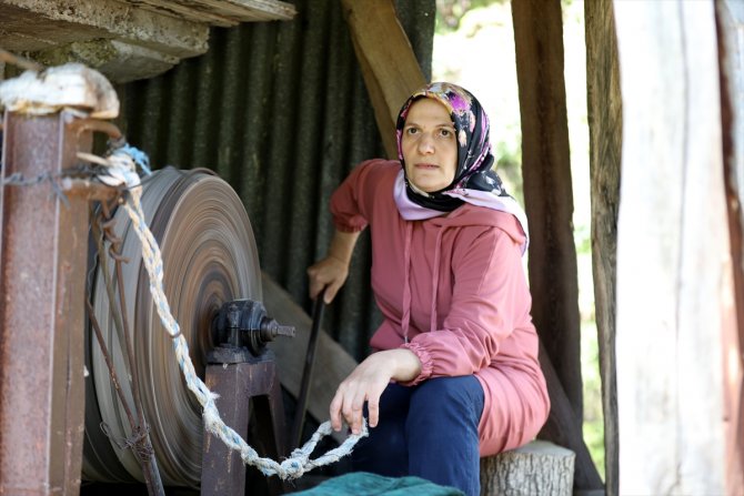 Ev ve arazilerine ilkel teleferikle ulaşıyorlar