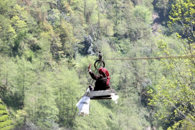 Ev ve arazilerine ilkel teleferikle ulaşıyorlar