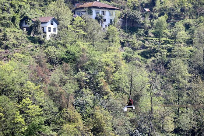 Ev ve arazilerine ilkel teleferikle ulaşıyorlar