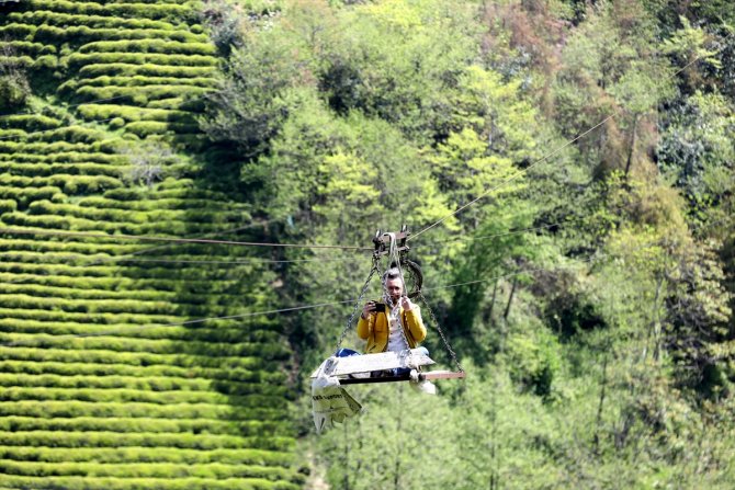 Ev ve arazilerine ilkel teleferikle ulaşıyorlar