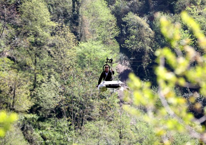 Ev ve arazilerine ilkel teleferikle ulaşıyorlar
