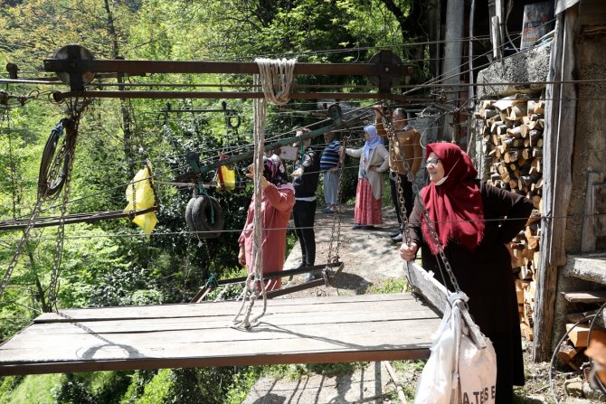 Ev ve arazilerine ilkel teleferikle ulaşıyorlar
