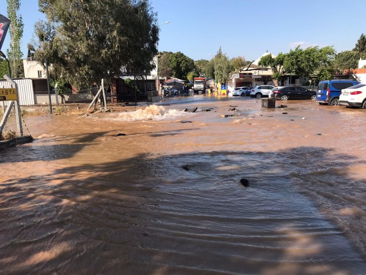 İsale hattı patladı, yol trafiğe kapandı