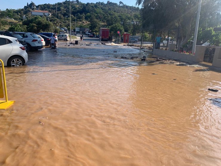 İsale hattı patladı, yol trafiğe kapandı