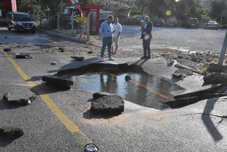 İsale hattı patladı, yol trafiğe kapandı
