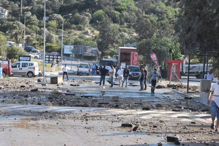İsale hattı patladı, yol trafiğe kapandı