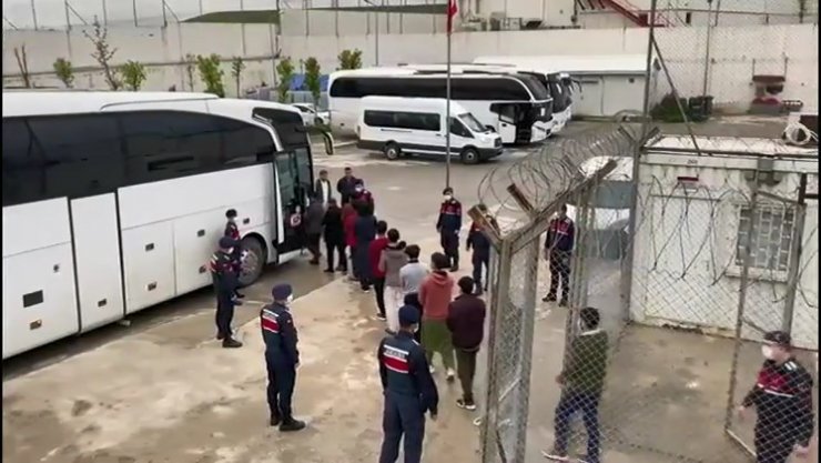 Kaçak göçmen denetiminde 449 kişi yakalandı