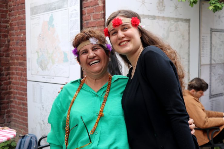 Kakava ve hıdrellezin simgesi 'bahar tacı' yaptılar