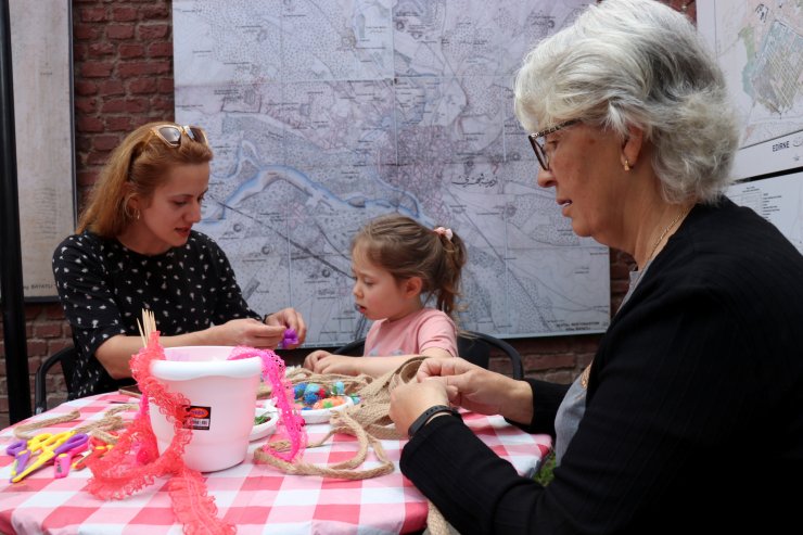 Kakava ve hıdrellezin simgesi 'bahar tacı' yaptılar