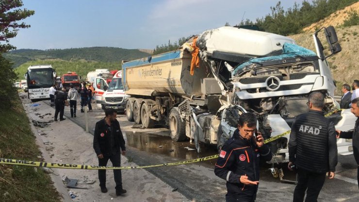 Kamyon, yolcu otobüsüne çarptı: 1 ölü, 6 yaralı