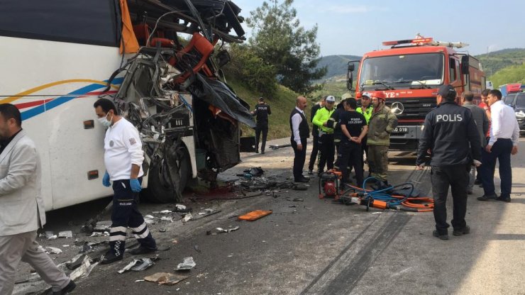 Kamyon, yolcu otobüsüne çarptı: 1 ölü, 6 yaralı