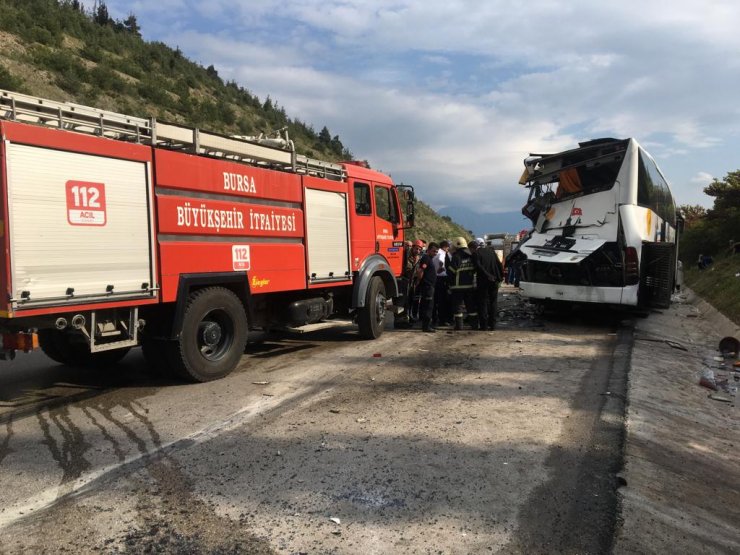 Kamyon, yolcu otobüsüne çarptı: 1 ölü, 6 yaralı