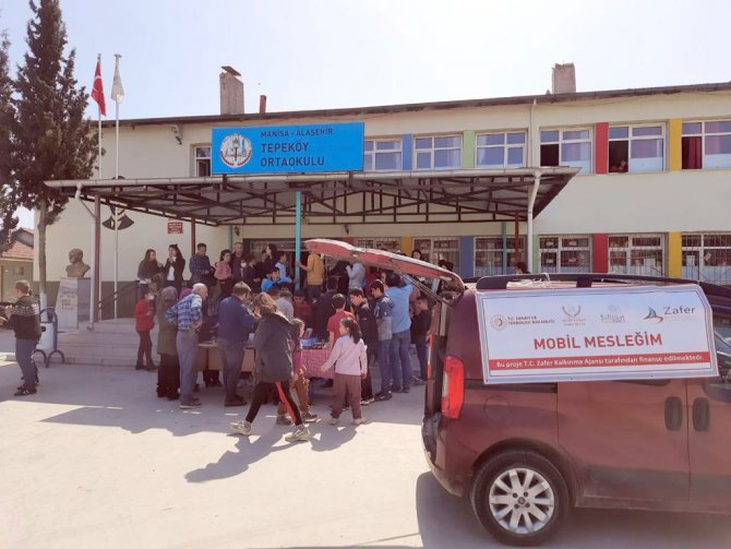 Köy köy dolaşarak okullarını tanıtıyorlar