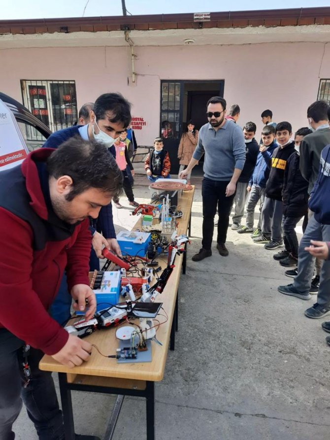 Köy köy dolaşarak okullarını tanıtıyorlar