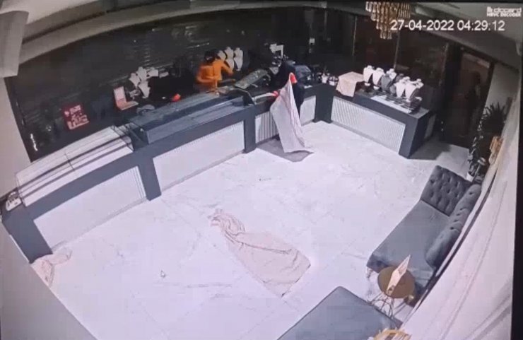 Kuyumcudan çuvalla altın çaldı