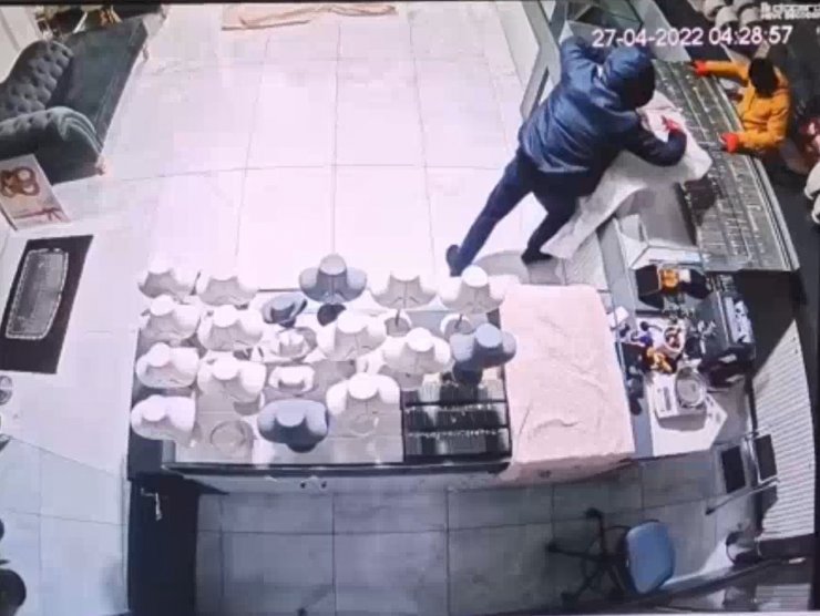 Kuyumcudan çuvalla altın çaldı