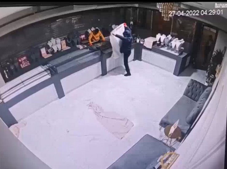 Kuyumcudan çuvalla altın çaldı