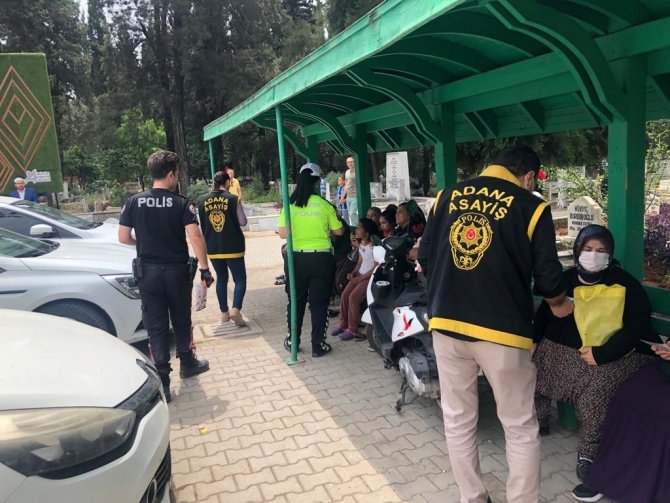 Mezarlıkta, AVM’de, sokakta, yurtta KADES bilgilendirmesi