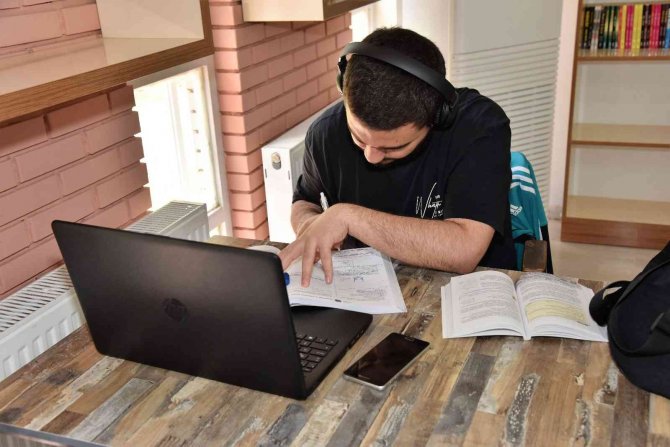 Millet kıraathanesi dolup taşıyor