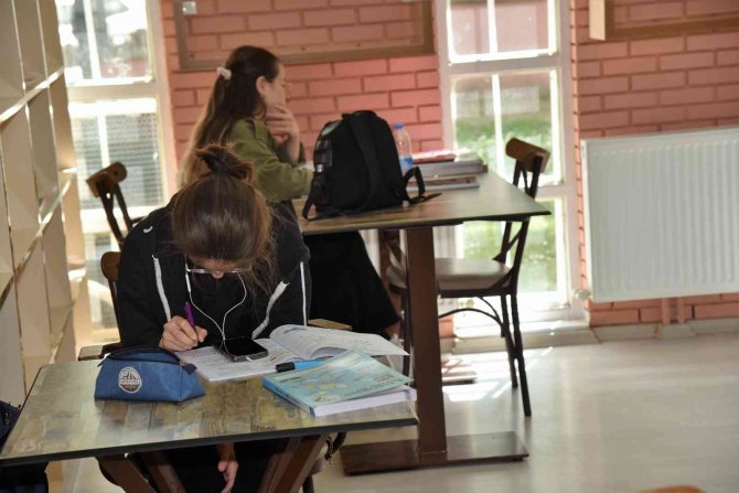 Millet kıraathanesi dolup taşıyor