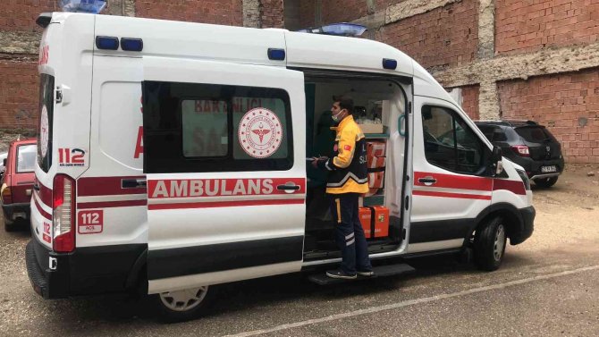 Minibüs ile otomobil çarpıştı: 3 yaralı