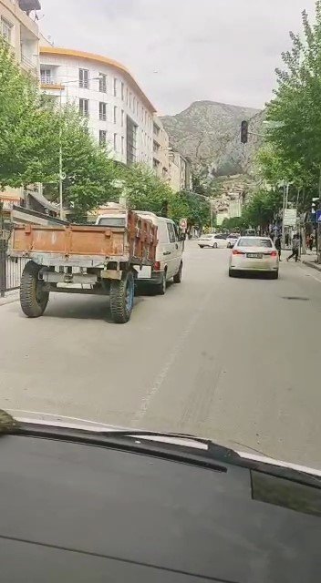 Minibüsün tehlikeli yolculuğu kamerada