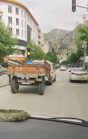 Minibüsün tehlikeli yolculuğu kamerada