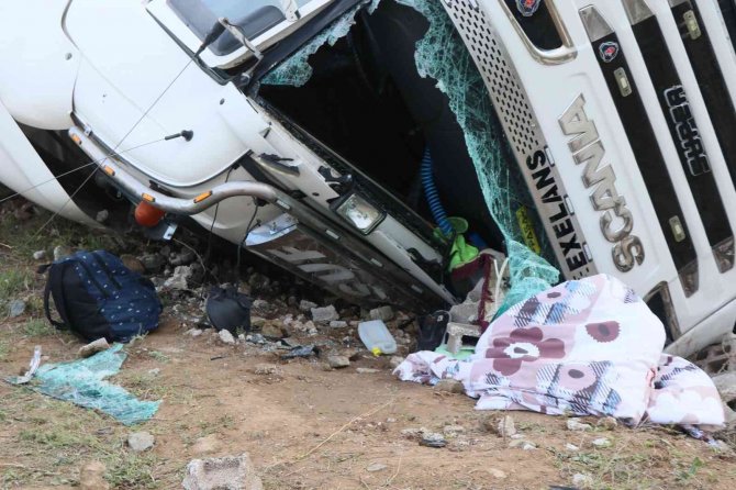 Mobilya malzemesi yüklü tır şarampole devrildi: 1 ölü