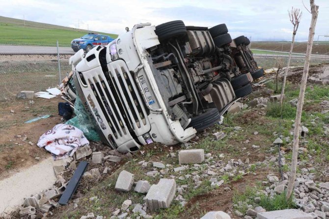 Mobilya malzemesi yüklü tır şarampole devrildi: 1 ölü