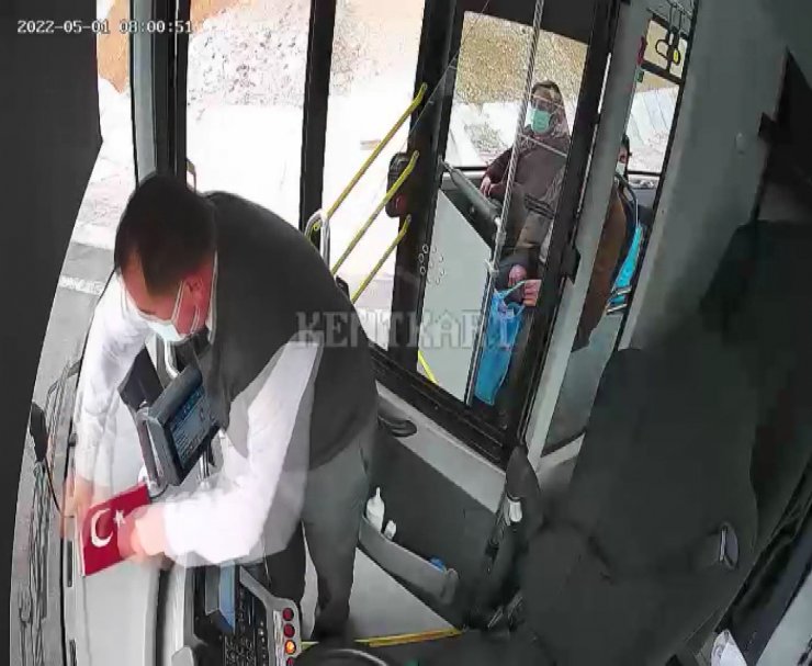 Otobüsü durdurup yoldaki Türk bayrağını aldı; o anlar kamerada