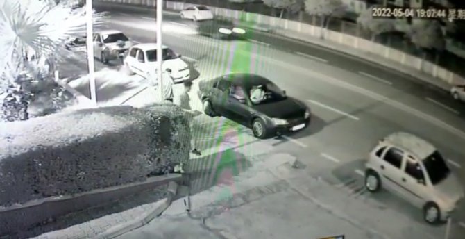 Otomobilin motosiklete çarptığı kaza kamerada