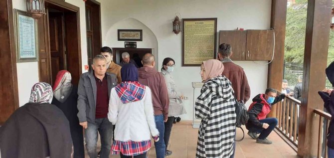 Şeyh Edebali Türbesi bayramda on binlerce ziyaretçinin akınına uğradı