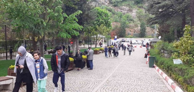 Şeyh Edebali Türbesi bayramda on binlerce ziyaretçinin akınına uğradı