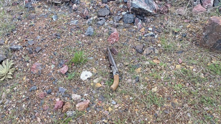 Silahla oynarken kendini yaraladı