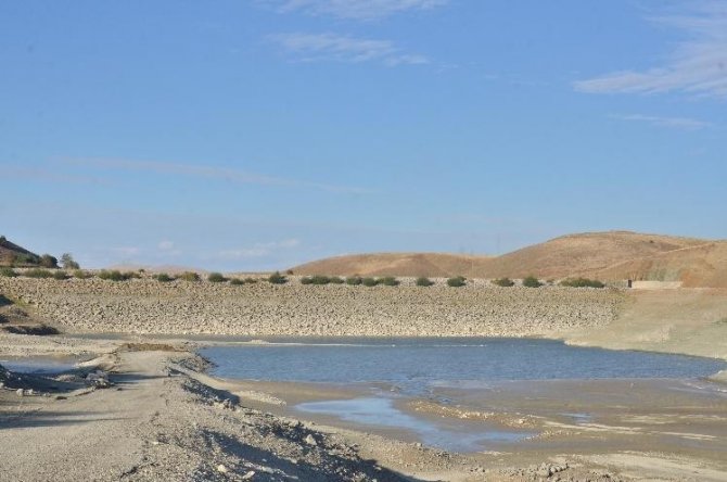 Tamamen kuruyan gölet, yeniden hayat buldu