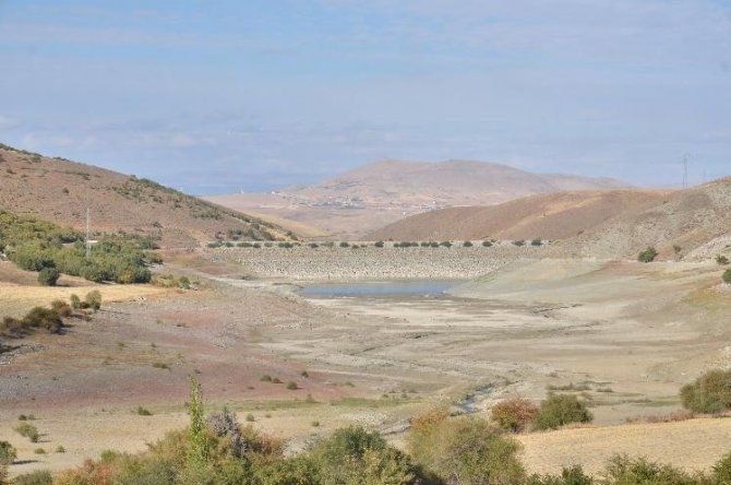 Tamamen kuruyan gölet, yeniden hayat buldu