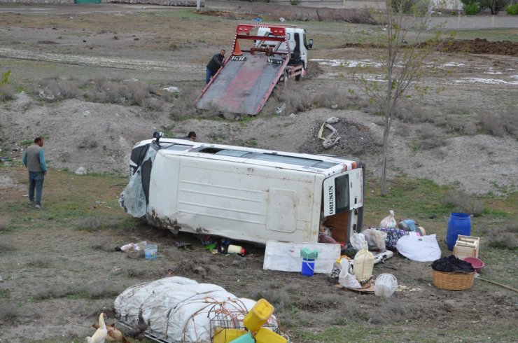 Tarım işçilerini taşıyan minibüs takla attı: 12 yaralı