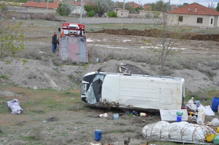 Tarım işçilerini taşıyan minibüs takla attı: 12 yaralı