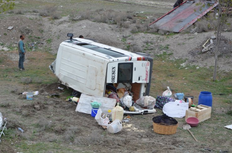 Tarım işçilerini taşıyan minibüs takla attı: 12 yaralı