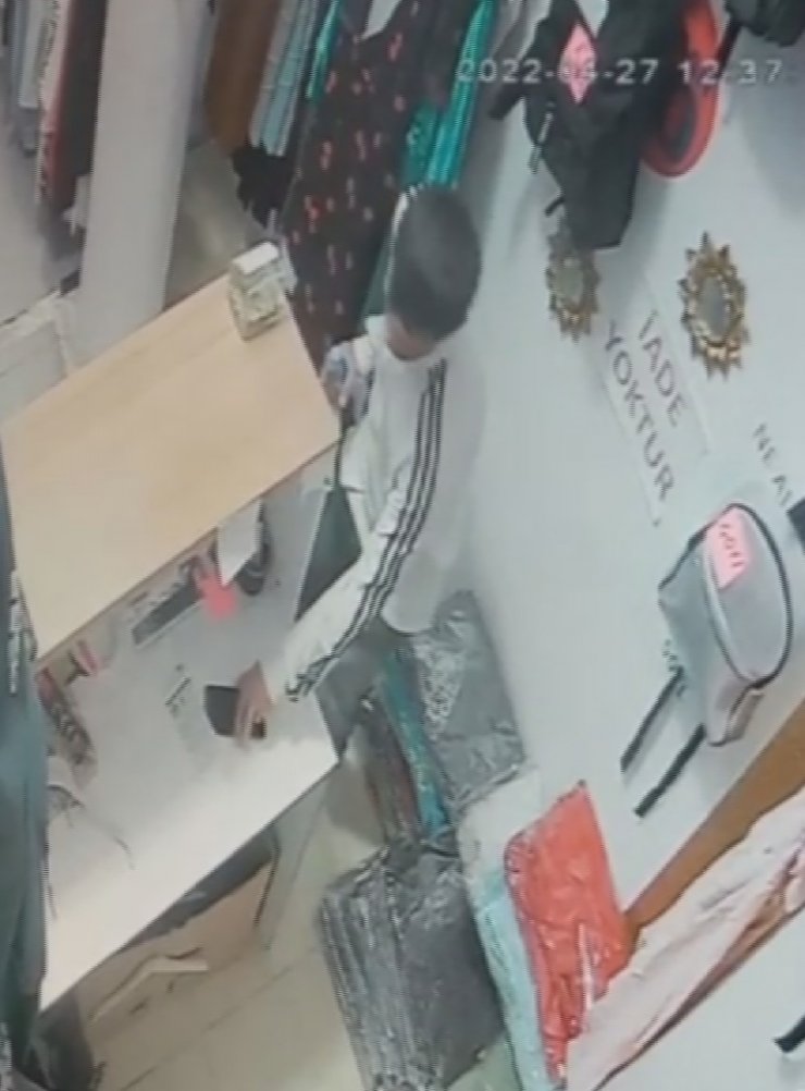 Telefon hırsızlığı kamerada 