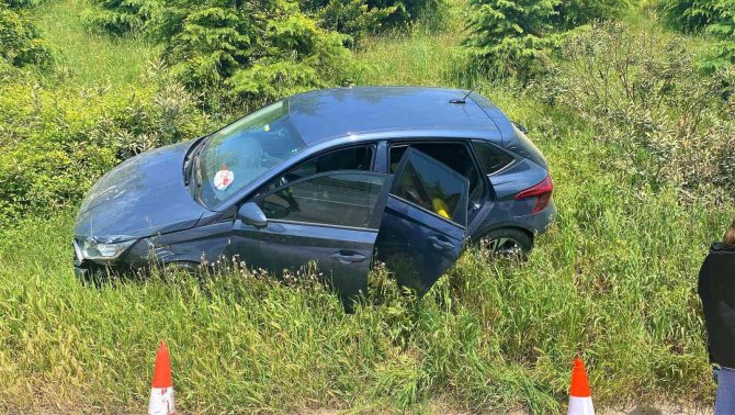 TEM’e düşen taş kazaya sebep oldu: 2 yaralı