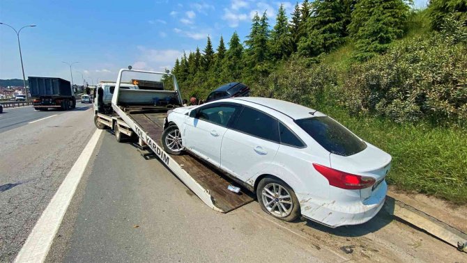 TEM’e düşen taş kazaya sebep oldu: 2 yaralı