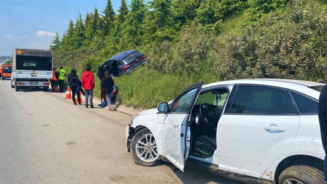 TEM’e düşen taş kazaya sebep oldu: 2 yaralı